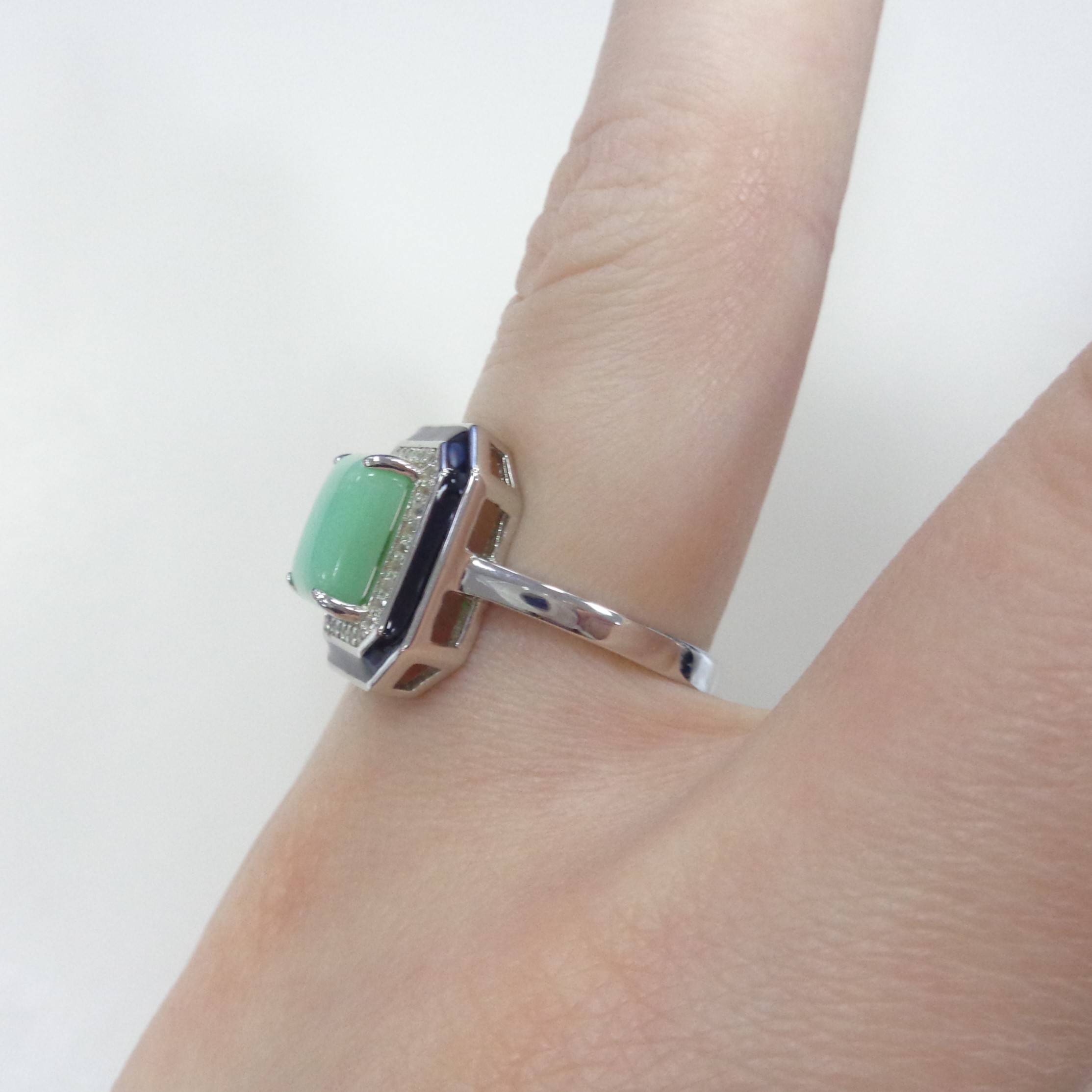 Серебряное кольцо с зеленым халцедоном